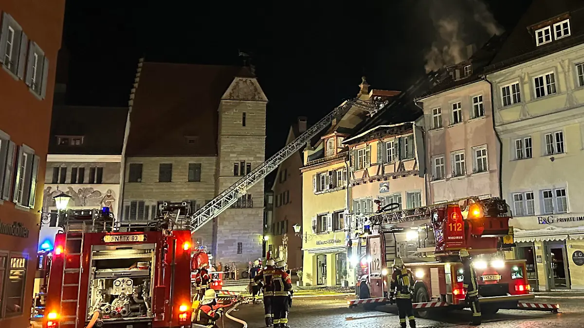 11.04.2023, Baden-Württemberg, Überlingen: Feuerwehrleute löschen den Brand in dem Dachstuhl eines Hauses. In der baden-württembergischen Stadt Überlingen sind durch einen Großbrand mehrere Gebäude stark beschädigt worden - dabei entstand ein Sachschaden von rund zwei Millionen Euro. Die Bewohner der betroffenen Häuser seien in Sicherheit und unversehrt, sagte ein Sprecher der Feuerwehr in der Nacht zum Mittwoch auf Nachfrage der Deutschen Presse-Agentur. Foto: David Pichler/dpa +++ dpa-Bildfunk +++