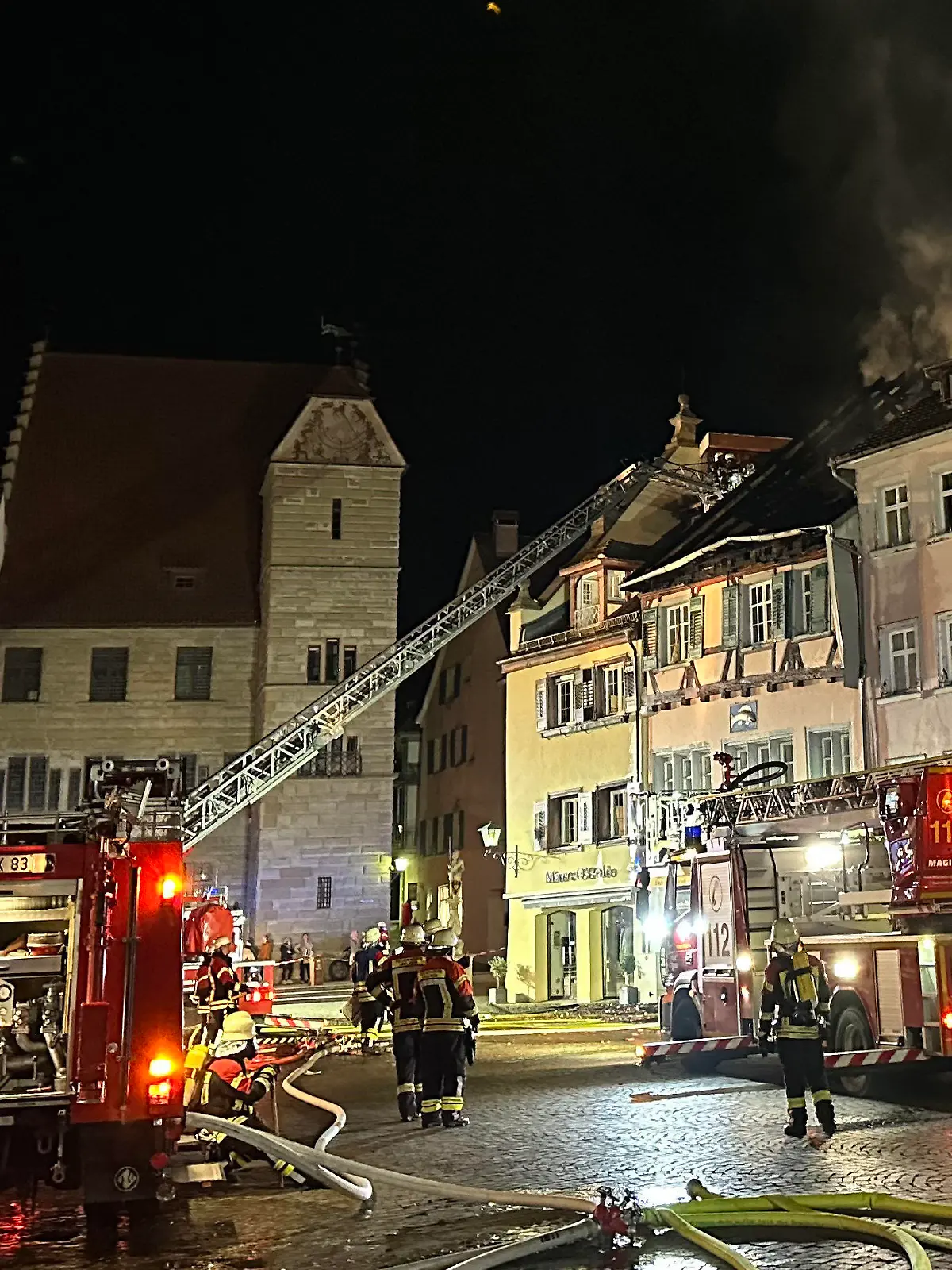 11.04.2023, Baden-Württemberg, Überlingen: Feuerwehrleute löschen den Brand in dem Dachstuhl eines Hauses. In der baden-württembergischen Stadt Überlingen sind durch einen Großbrand mehrere Gebäude stark beschädigt worden - dabei entstand ein Sachschaden von rund zwei Millionen Euro. Die Bewohner der betroffenen Häuser seien in Sicherheit und unversehrt, sagte ein Sprecher der Feuerwehr in der Nacht zum Mittwoch auf Nachfrage der Deutschen Presse-Agentur. Foto: David Pichler/dpa +++ dpa-Bildfunk +++