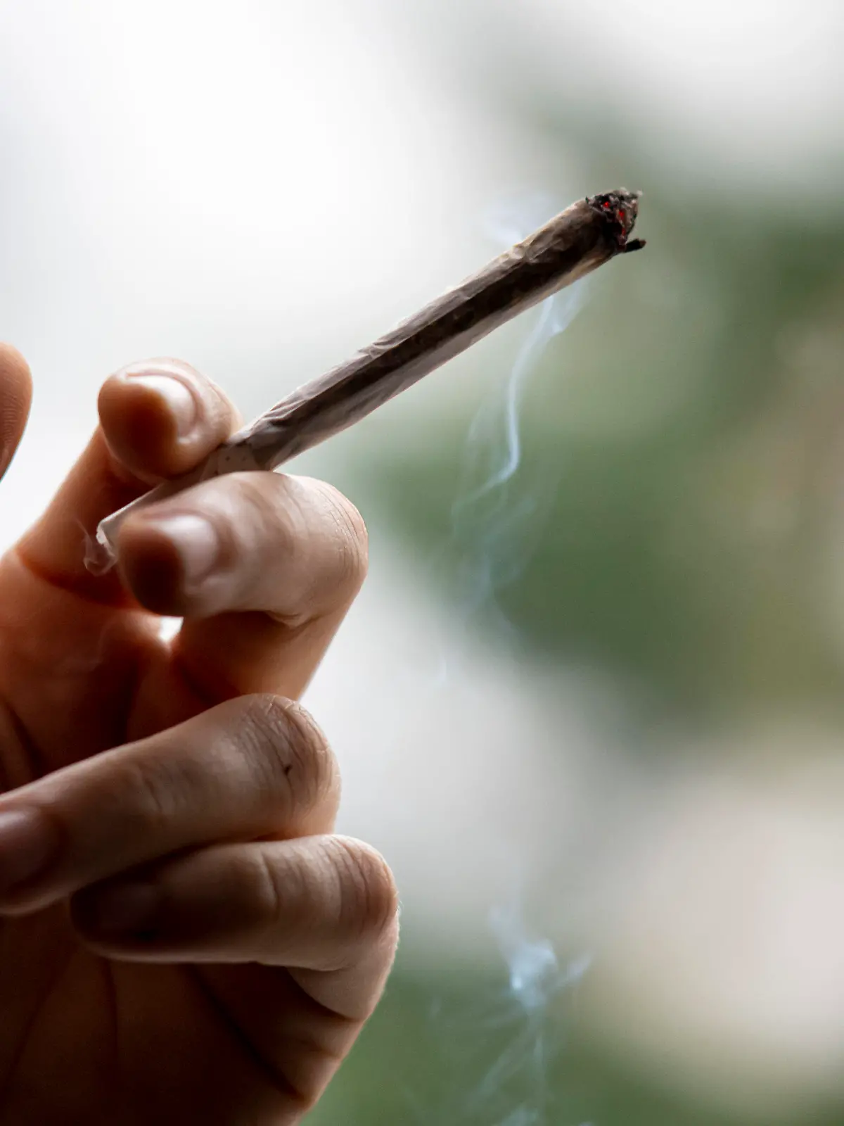 ARCHIV - 27.11.2021, Berlin: Eine Person raucht einen Joint. Die geplante Legalisierung von Cannabis in Deutschland birgt laut dem UN-Drogenkontrollrat (INCB) das Risiko von erhöhtem Konsum unter Jugendlichen und eines wachsenden Schwarzmarkts für diese Droge. (zu dpa "UN-Drogenkontrollrat warnt Deutschland vor Cannabis-Legalisierung") Foto: Fabian Sommer/dpa +++ dpa-Bildfunk +++