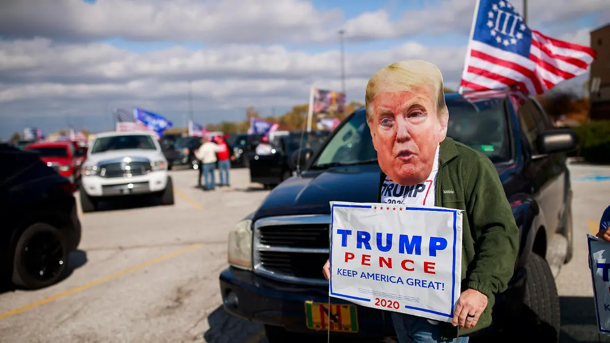 November 2, 2020, Indianapolis, Indiana, United States: Trump supporter wearing Trump mask seen during the parade. .Trump supporters gather in the Regal Greenwood & RPX movie theater parking lot to leave for a Trump parade caravan around Interstate 465 two days before the 2020 election. United States President Donald J. Trump is running for reelection against Democrat Joe Biden. Indianapolis United States - ZUMAs197 20201102_zaa_s197_006 Copyright: xJeremyxHoganx