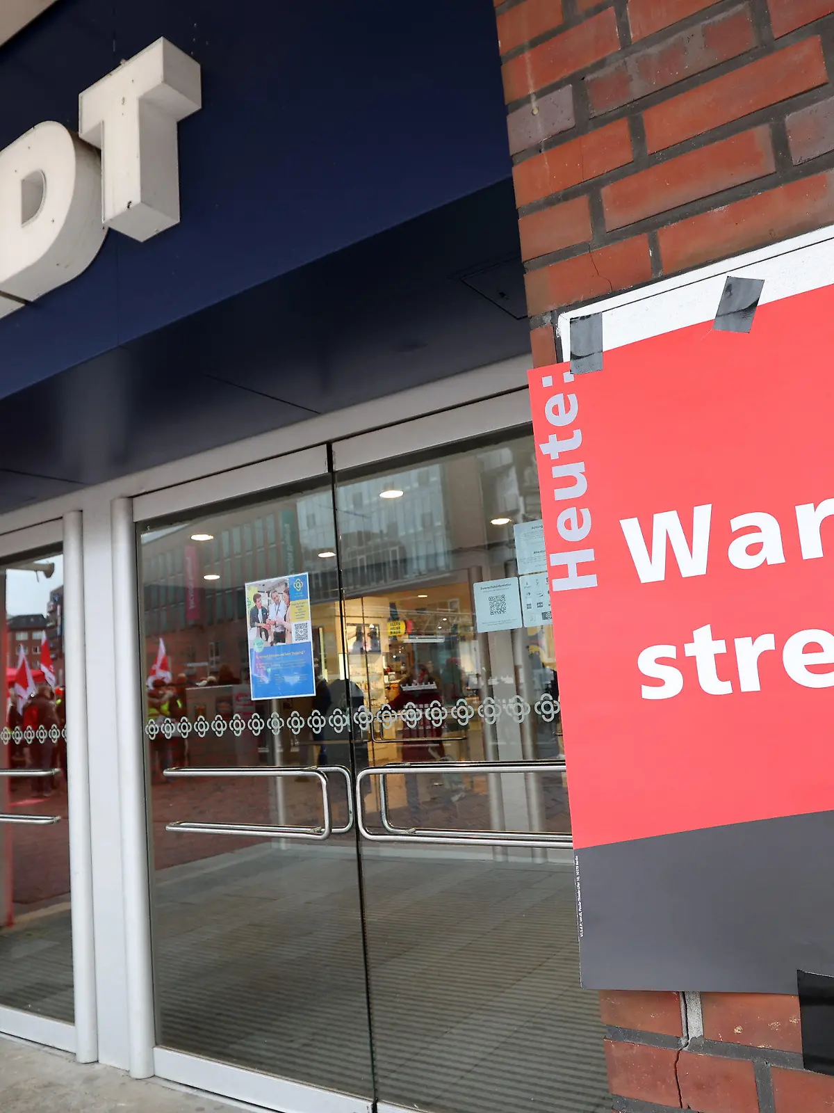 08.04.2023, Hamburg: Ein Plakat mit der Aufschrift "Warnstreik" ist am Eingang zu einem Galeria-Karstadt-Kaufhaus in Hamburg in Hamburg zu sehen. Beschäftigte aller Hamburger Galeria-Warenhäuser sind am Samstag in einen ganztägigen Warnstreik getreten. Foto: Bodo Marks/dpa +++ dpa-Bildfunk +++