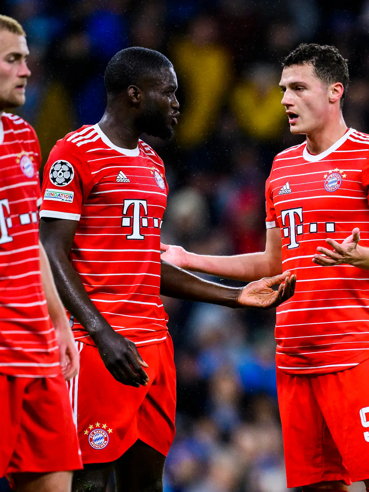 Fußball: Champions League, Manchester City - Bayern München, K.o.-Runde, Viertelfinale, Hinspiele, Etihad Stadium. Münchens Matthijs de Ligt (l-r), Münchens Dayot Upamecano und Münchens Benjamin Pavard reagieren im Spiel.