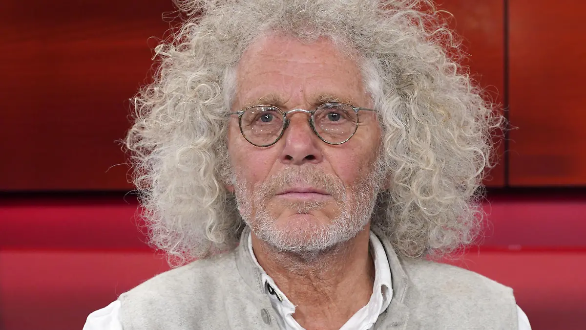 ARCHIV - 23.04.2018, Berlin: Rainer Langhans ist in der ARD-Talkshow "hart aber fair" im Studio Adlershof zu Gast. Langhans, Ikone der 68er-Bewegung, hat Prostatakrebs. «Bei der Untersuchung in der Klinik fanden die Ärzte den Tumor. Er ist aggressiv und unheilbar», sagte Langhans der «Bild»-Zeitung vom 20.10.2020. Foto: Thomas Bartilla/Geisler-Fotopress/dpa +++ dpa-Bildfunk +++