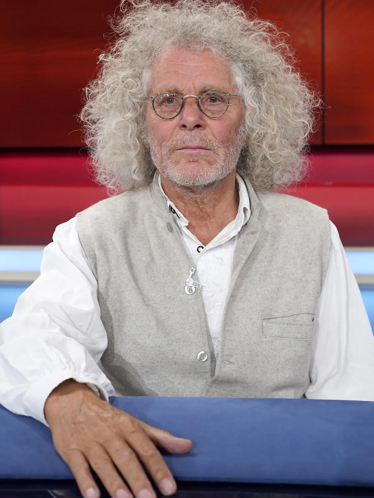 ARCHIV - 23.04.2018, Berlin: Rainer Langhans ist in der ARD-Talkshow "hart aber fair" im Studio Adlershof zu Gast. Langhans, Ikone der 68er-Bewegung, hat Prostatakrebs. «Bei der Untersuchung in der Klinik fanden die Ärzte den Tumor. Er ist aggressiv und unheilbar», sagte Langhans der «Bild»-Zeitung vom 20.10.2020. Foto: Thomas Bartilla/Geisler-Fotopress/dpa +++ dpa-Bildfunk +++