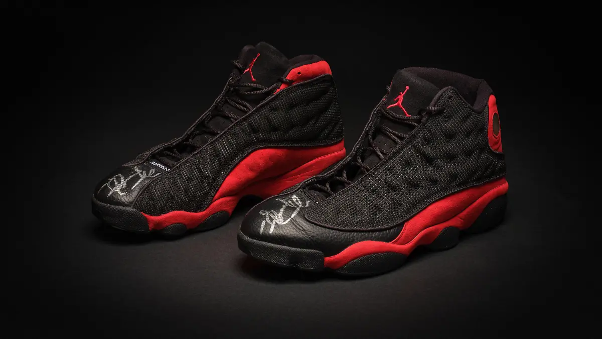 HANDOUT - 14.03.2023, ---: Undatiertes Handout-Foto des Auktionshauses Sotheby's von einem Paar Sportschuhe des Ex-Basketball-Stars Michael Jordan. Die  schwarz-roten Sneakers, die Jordan für die Chicago Bulls in den Endspielen der US-Basketballliga NBA 1998 getragen haben soll, haben bei einer Versteigerung 2,2 Millionen US-Dollar eingebracht. (zu dpa: «Aktionshaus: Jordan-Schuhe für Rekordpreis ersteigert») Foto: -/Sotheby's/dpa +++ dpa-Bildfunk +++