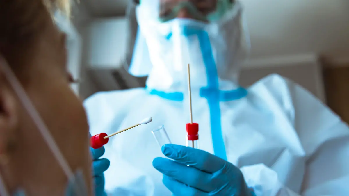 Arzt macht Cora-Test bei Patientin