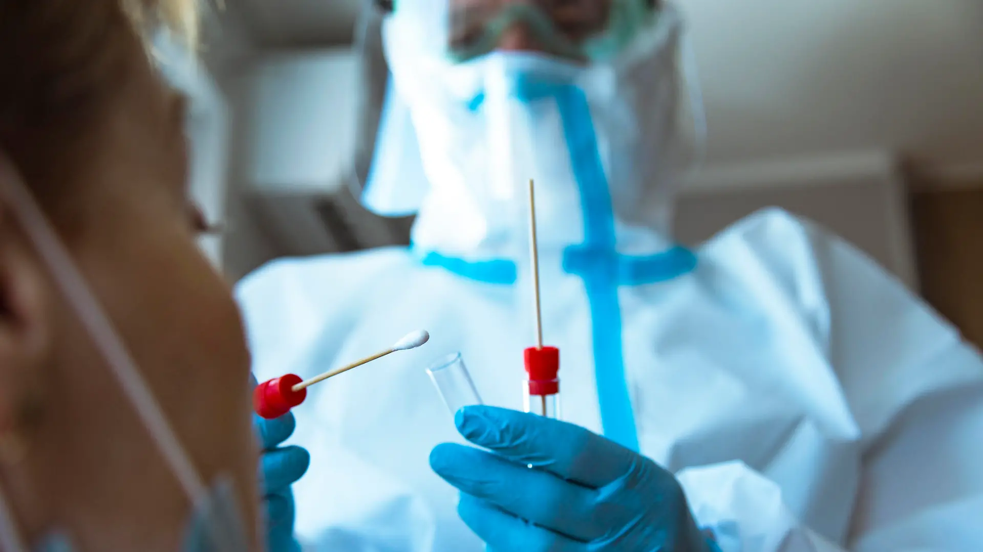 Arzt macht Cora-Test bei Patientin