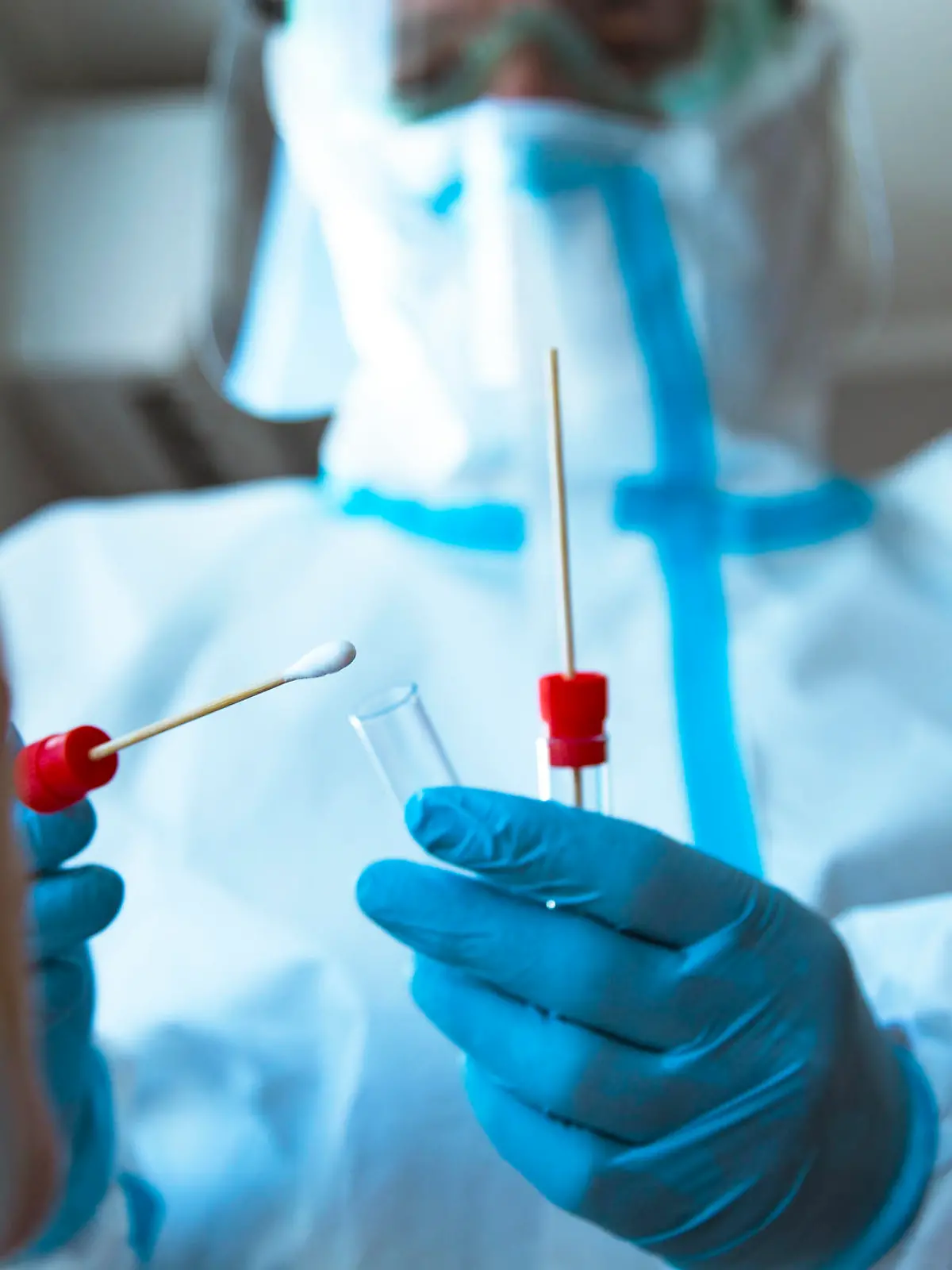 Arzt macht Cora-Test bei Patientin