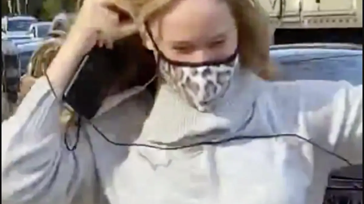Ist sie es? Auf dem Video ist der US-Star Jennifer Lawrence wirklich schwer zu erkennen.