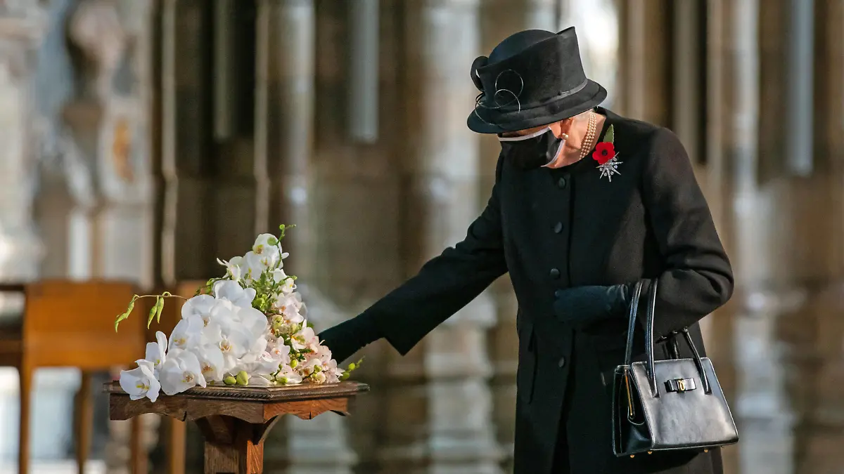 . 07/11/2020. London, United Kingdom. Queen Elizabeth II wears a face mask at a ceremony to mark the centenary of the burial of the Unknown Warrior at Westminster Abbey in London. PUBLICATIONxINxGERxSUIxAUTxHUNxONLY xPoolx/xi-Imagesx IIM-21777-0005