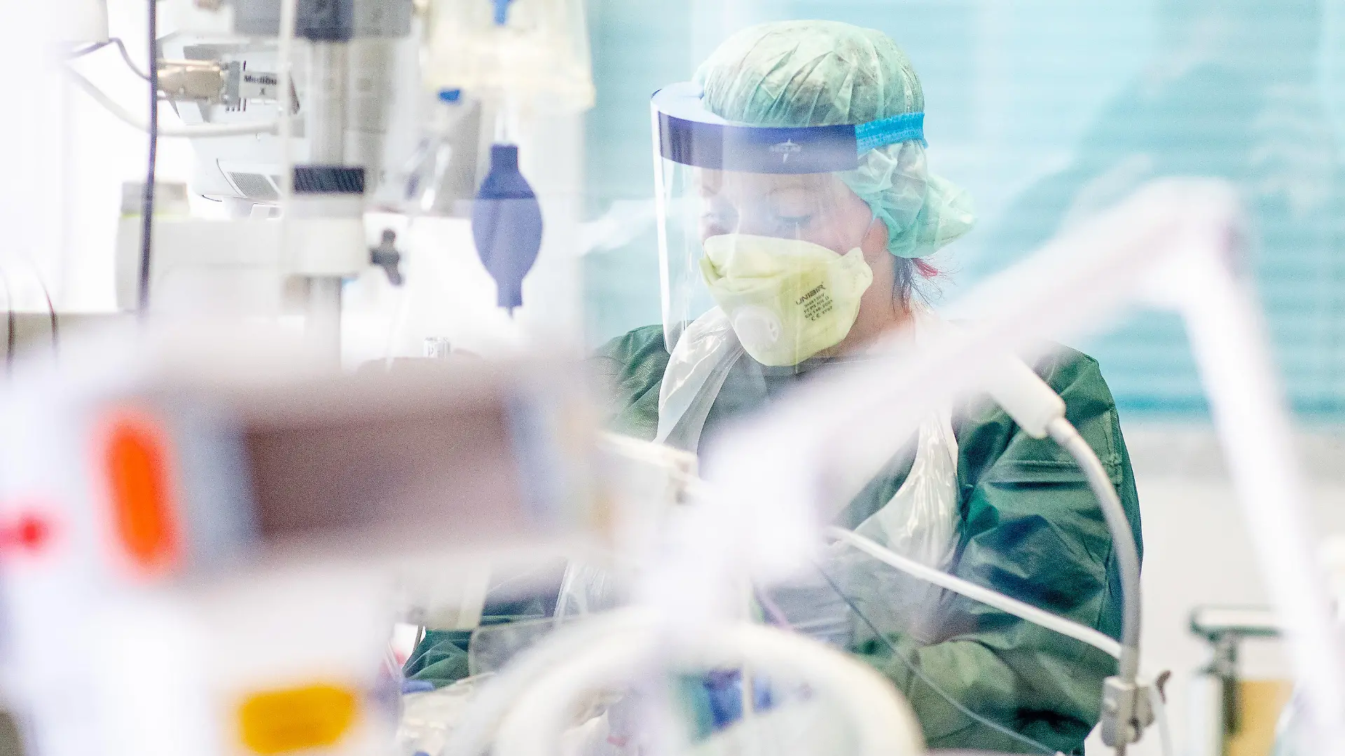 ARCHIV - 01.04.2020, Nordrhein-Westfalen, Essen: Eine Krankenpflegerin arbeitet in Schutzkleidung in einem Krankenzimmer auf der Intensivstation des Uniklinikums. Auf Deutschlands Intensivstationen rollt in der Pandemie eine Covid-19-Welle zu, die das Frühjahr weitaus übertreffen könnte. Schuld daran ist nach Ansicht von Medizinern auch eine Ego-Gesellschaft, die wenig verstanden hat. Foto: Marcel Kusch/dpa +++ dpa-Bildfunk +++