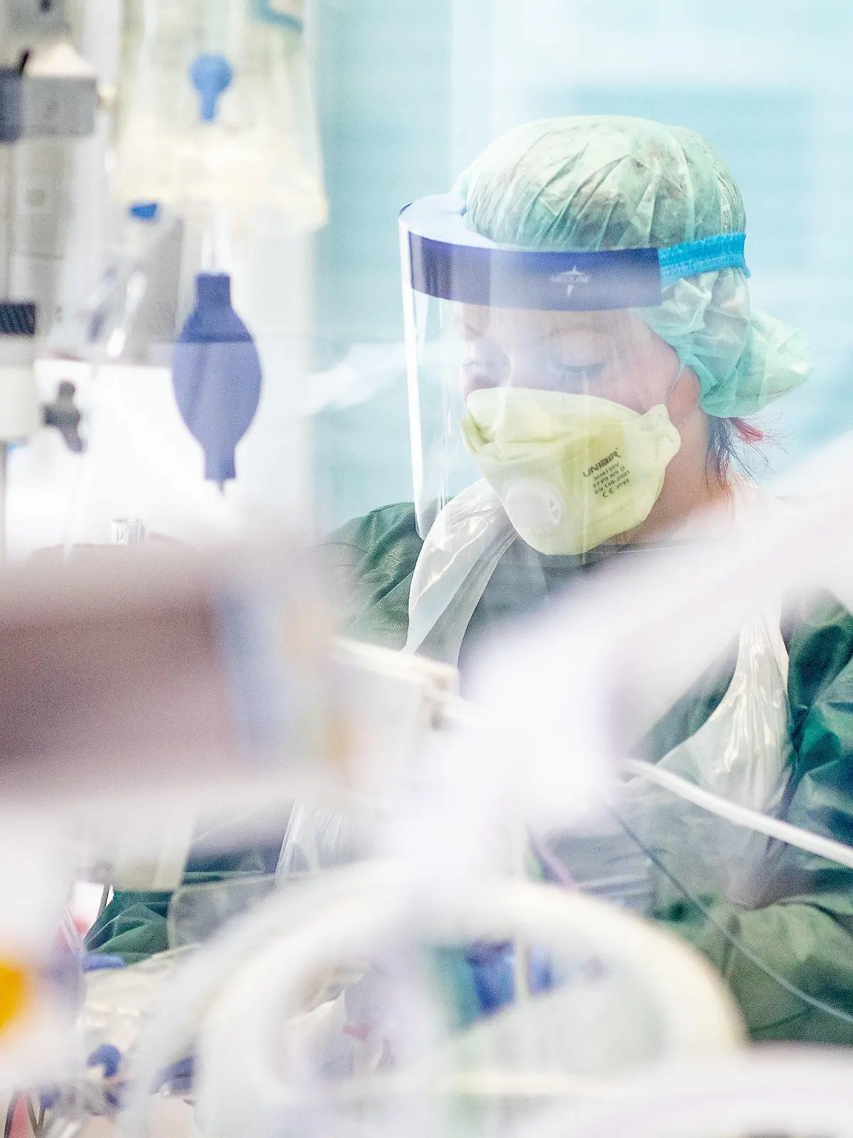 ARCHIV - 01.04.2020, Nordrhein-Westfalen, Essen: Eine Krankenpflegerin arbeitet in Schutzkleidung in einem Krankenzimmer auf der Intensivstation des Uniklinikums. Auf Deutschlands Intensivstationen rollt in der Pandemie eine Covid-19-Welle zu, die das Frühjahr weitaus übertreffen könnte. Schuld daran ist nach Ansicht von Medizinern auch eine Ego-Gesellschaft, die wenig verstanden hat. Foto: Marcel Kusch/dpa +++ dpa-Bildfunk +++