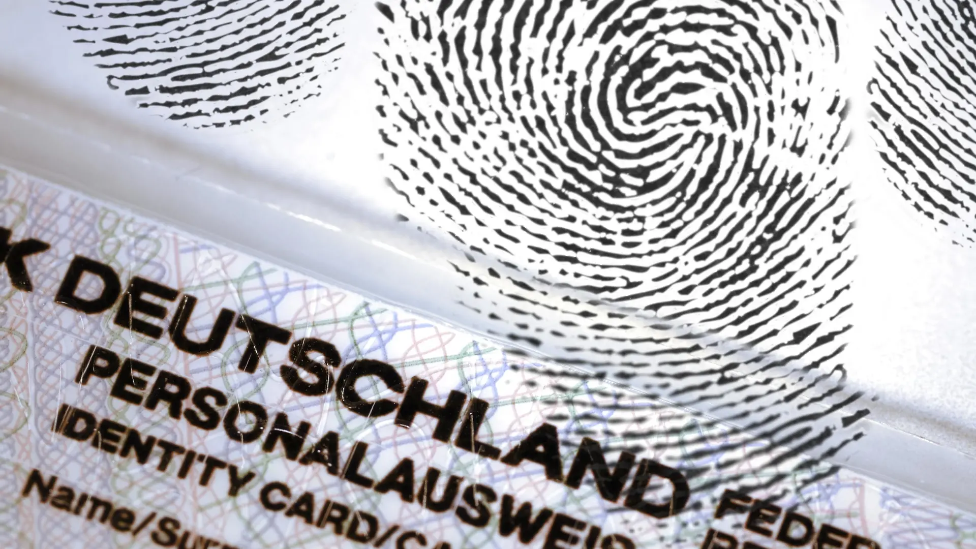 Deutscher Personalausweis und Fingerabdruck, Speicherung biometrischer Daten.