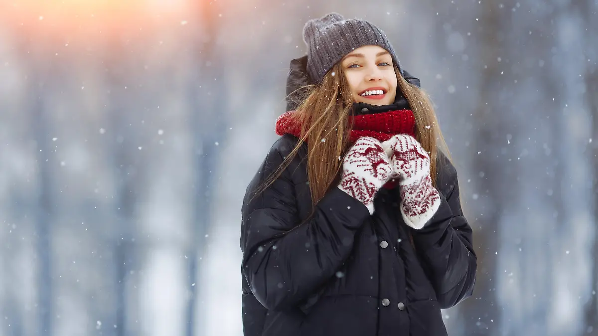 Junge Frau im Wintermantel