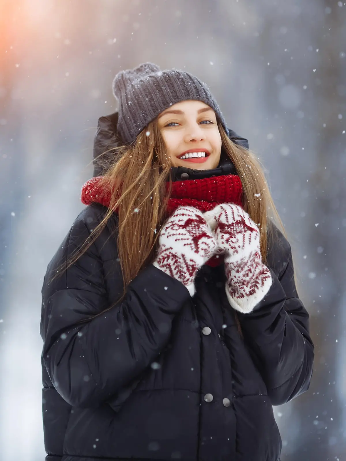 Junge Frau im Wintermantel