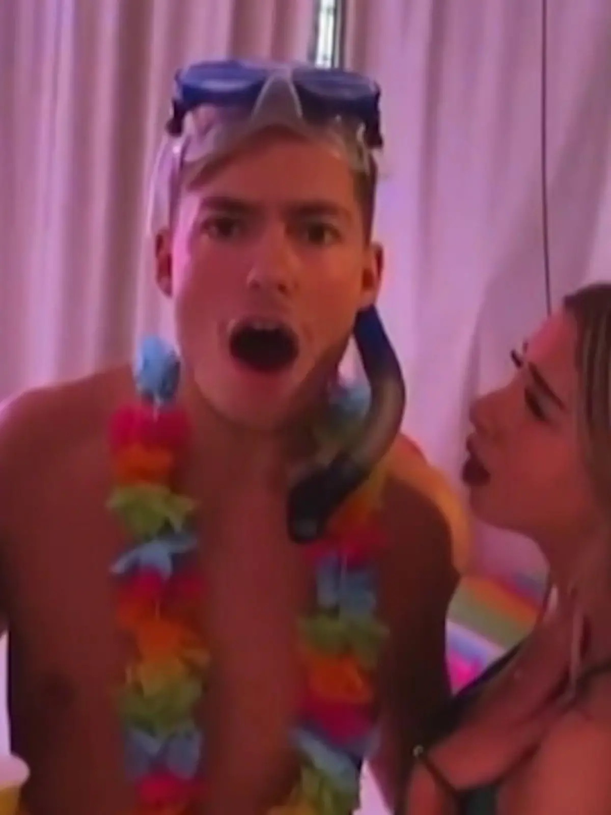 Love Island Couple Henrik und Sandra haben sich getrennt, nun macht sich Henrik auf Instagram über seine Ex lustig. Die Szene die Sandra so verletzt hat und ihre Reaktion darauf, sehen Sie in unserem Video.