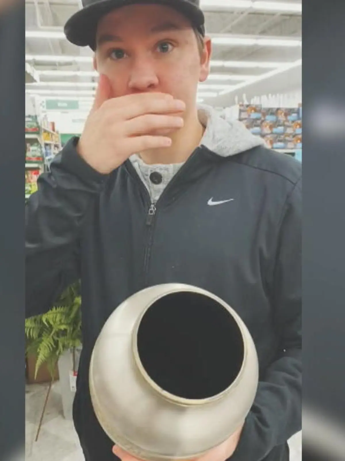 Muss das wirklich sein? Auf TikTok kursieren Videos, in denen die Nutzer in Second Hand Shops ziemlich ungewöhnliche Entdeckungen gemacht haben: Urnen -  manche sogar noch mit Füllung und zu erschwinglichen Preisen.