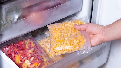 Gefrierfach vereist ständig? DIESES Hausmittel verhindert dicke Eisschichten – und spart Geld!
