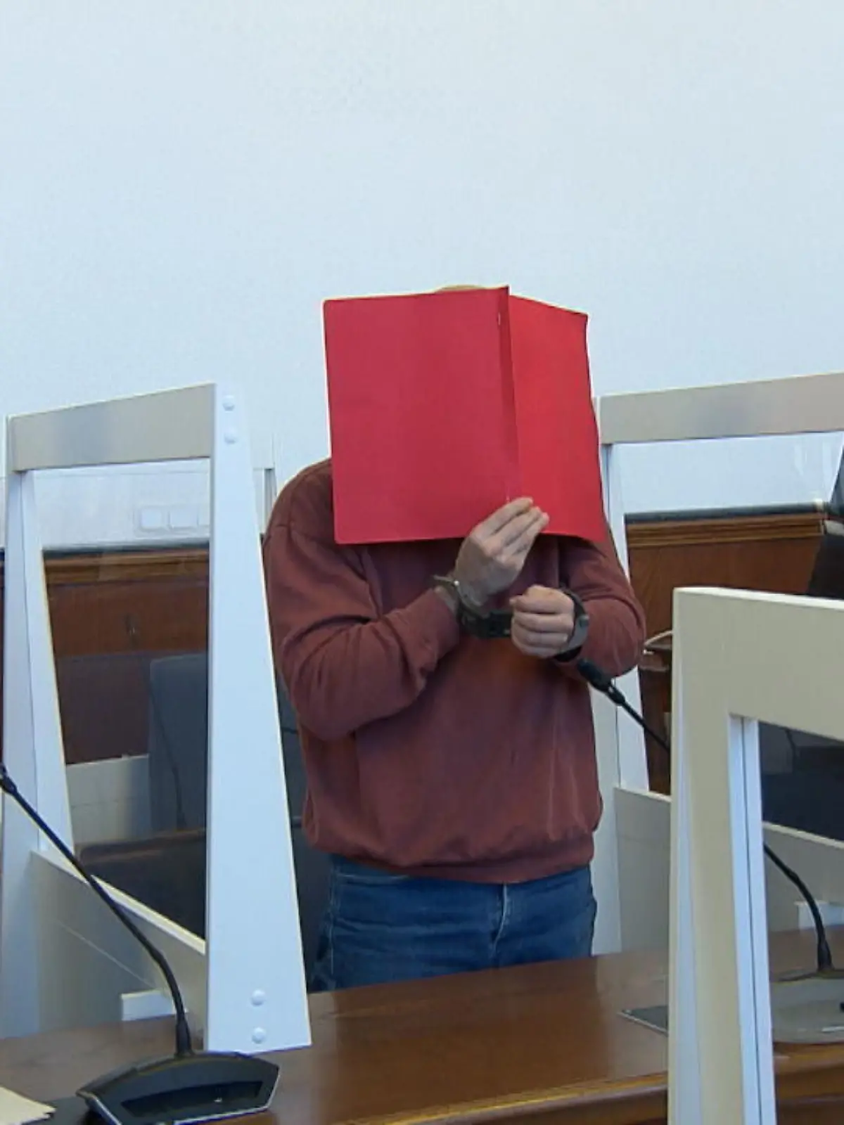 Ibrahim Demir (†41) hatte keine Chance: Der Kleinwüchsige aus Dortmund wurde nachts vor seiner Haustür totgetreten. Er erstickte an seinem eigenen Blut. Der Angreifer rannte nach der Tat weg, stellte sich aber kurz darauf. Jetzt muss sich Asir A. wegen Körperverletzung mit Todesfolge vor dem Landgericht Dortmund verantworten. Im Gerichtssaal: Der Vater von Ibrahim und seine beiden jüngeren Brüder Serhat und Hasret. Ihnen sei es wichtig gewesen, dem Angeklagten gegenüberzustehen, so Hasret. „Ich wollte ihm in die Augen schauen. Ich wollte sehen, wie feige er ist. Ich wollte wissen, warum“, sagt Ibrahims Bruder. Asir A. jedoch verdeckte sein Gesicht.