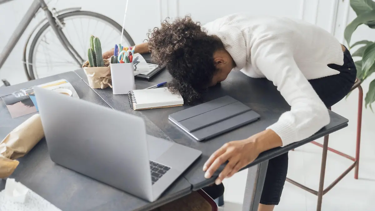 Tired freelancer sleeping on her deak model released Symbolfoto property released PUBLICATIONxINxGERxSUIxAUTxHUNxONLY BOYF00941  
