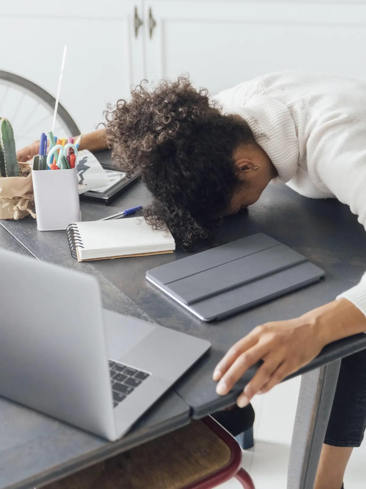 Tired freelancer sleeping on her deak model released Symbolfoto property released PUBLICATIONxINxGERxSUIxAUTxHUNxONLY BOYF00941  