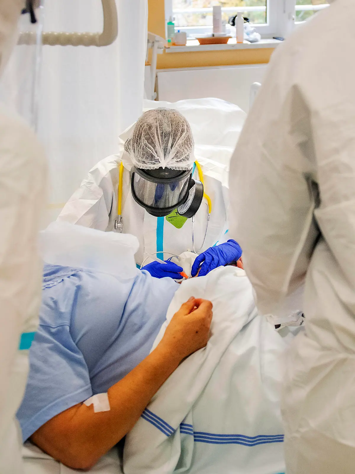  Doctor Kristina Sukova with protective clothing cares for a patient in the intensive care unit ICU for patients with COVID-19 disease in the Pribram Regional Hospital, Czech Republic, on October 23, 2020. CTKxPhoto/MiroslavxChaloupka CTKPhotoP202010230557901 cha0011