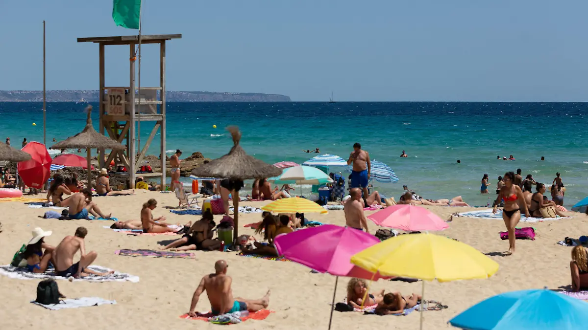 Mallorca GER, Themenfoto, Urlaub auf Mallorca, Tourismus in Zeiten der Corona-Pandemie, Sommerurlaub, 21.06.2020 GER, Themenfoto, Urlaub auf Mallorca, Tourismus in Zeiten der Corona-Pandemie, Sommerurlaub, Touristen unter der Sonne, Strand, Platja Cala Major. 21.06.2020, *** Mallorca GER, theme photo, holidays in Mallorca, tourism in times of Corona pandemic, summer holidays, 21 06 2020 GER, theme photo, holidays in Mallorca, tourism in times of Corona pandemic, summer holidays, tourists under the sun, beach, Platja Cala Major 21 06 2020, Copyright: xEibner-Pressefoto/DimitrixDrofitx EPddh 