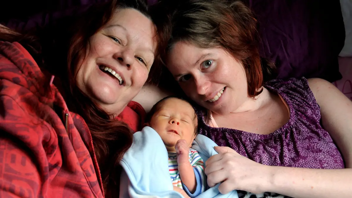 Gemma Holmes (rechts) mit Sohn Rueben und ihrer Mutter Julie Brown (links)