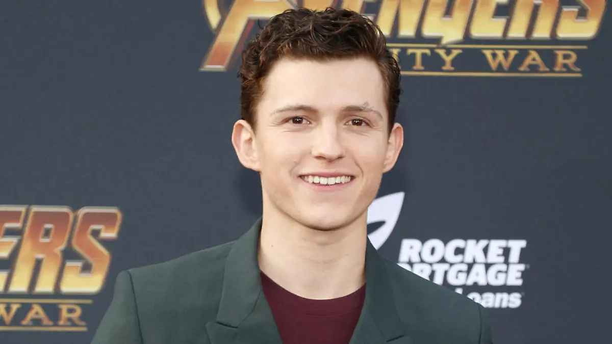 Tom Holland trägt als Spider-Man gleich zwei Masken