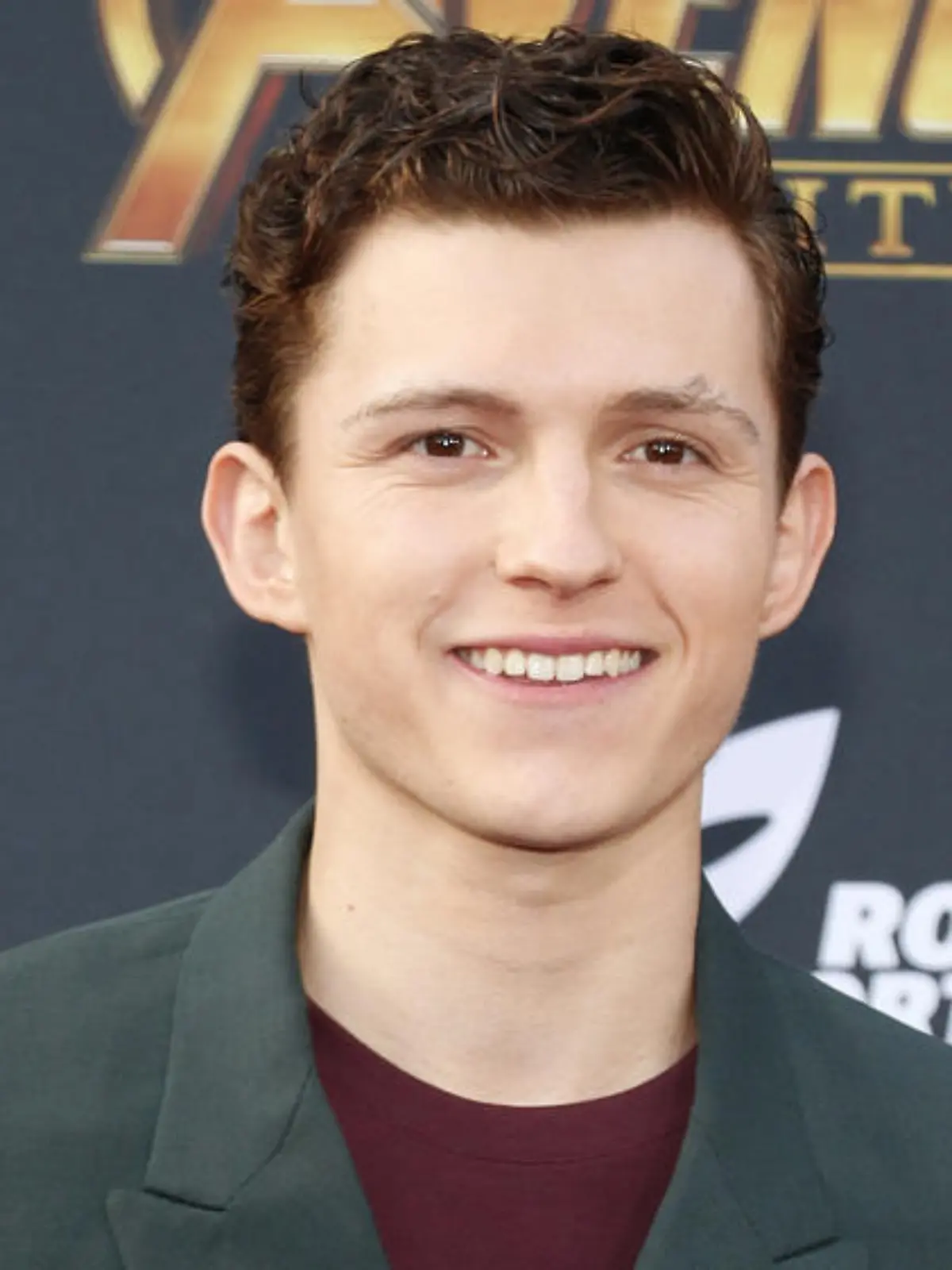 Tom Holland trägt als Spider-Man gleich zwei Masken