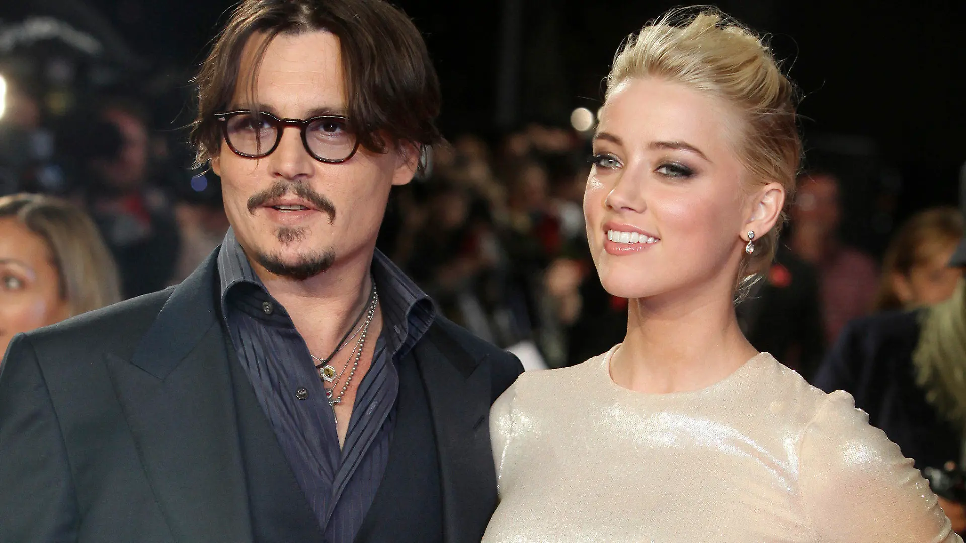 ARCHIV - 03.11.2011, Großbritannien, London: US-Schauspieler Johnny Depp und Amber Heard kommen zur Europapremiere des Films «The Rum Diary». Depp hat seinen Rechtsstreit gegen die Boulevardzeitung «Sun» verloren. Das entschied der High Court in London laut einer Online-Veröffentlichung am Montag (02.11.20). Der 57 Jahre alte Schauspieler hatte gegen den Verlag wegen eines Artikels geklagt, in dem behauptet wurde, er habe seine Ex-Frau A. Heard (34) körperlich misshandelt. Foto: Joel Ryan/AP/dpa +++ dpa-Bildfunk +++