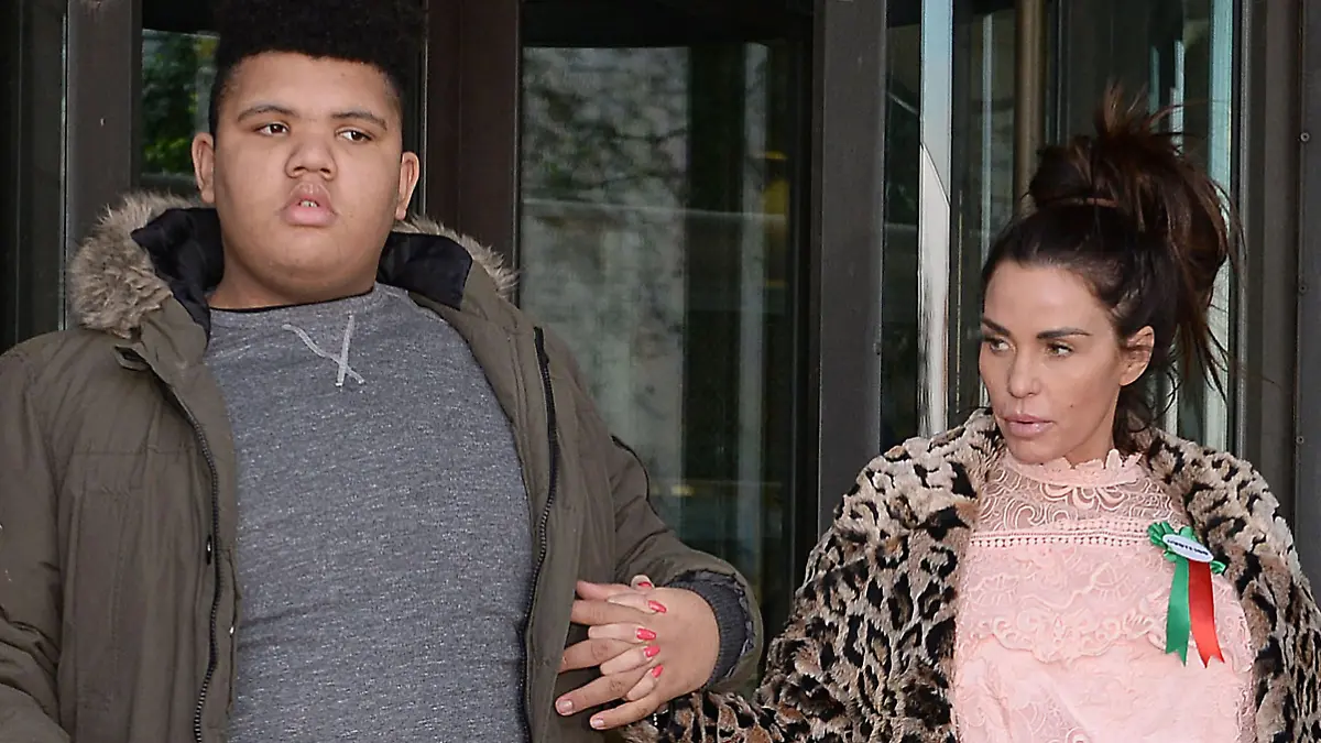 Katie Price und Sohn Harvey verlassen das britische Parlament.