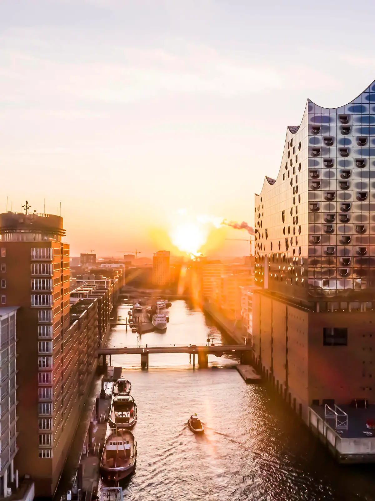 Hamburg 2020 Hamburg 2020, Photographie, Fotografie die Elbphilharmonie bei Sonnenaufgang Hamburg Germany JuergenxTap *** Hamburg 2020 Hamburg 2020, photography, photography the Elbe Philharmonic Hall at sunrise Hamburg Germany JuergenxTap 