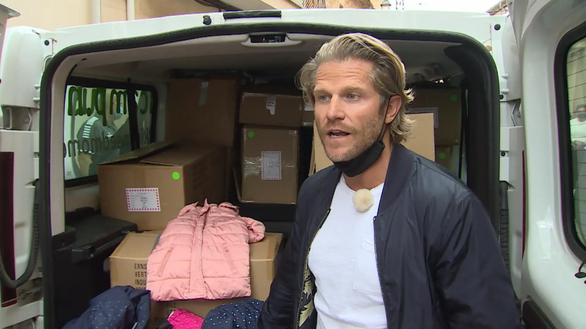Paul Janke verteilt Winterkleidung für Mallorcas Kinder Ex-Bachelor leistet Corona-Hilfe