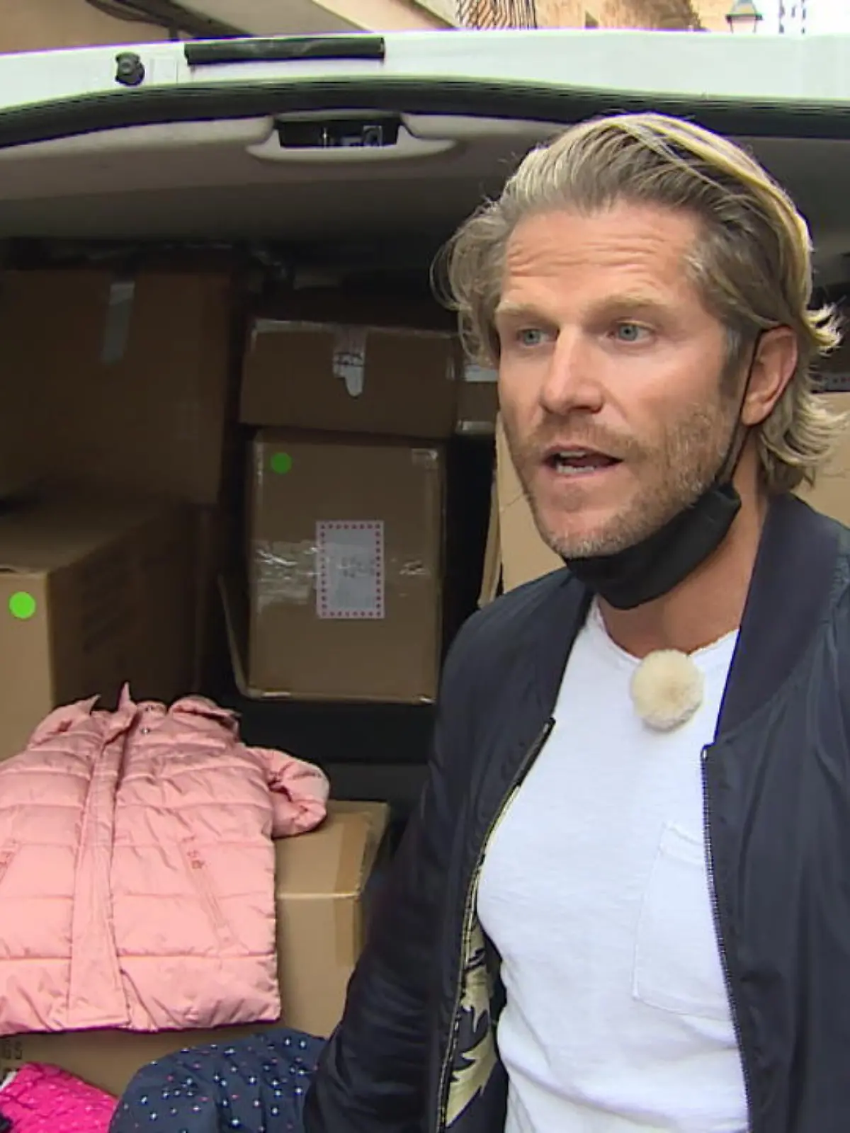 Bild zu: "Paul Janke verteilt Winterkleidung für Mallorcas Kinder"