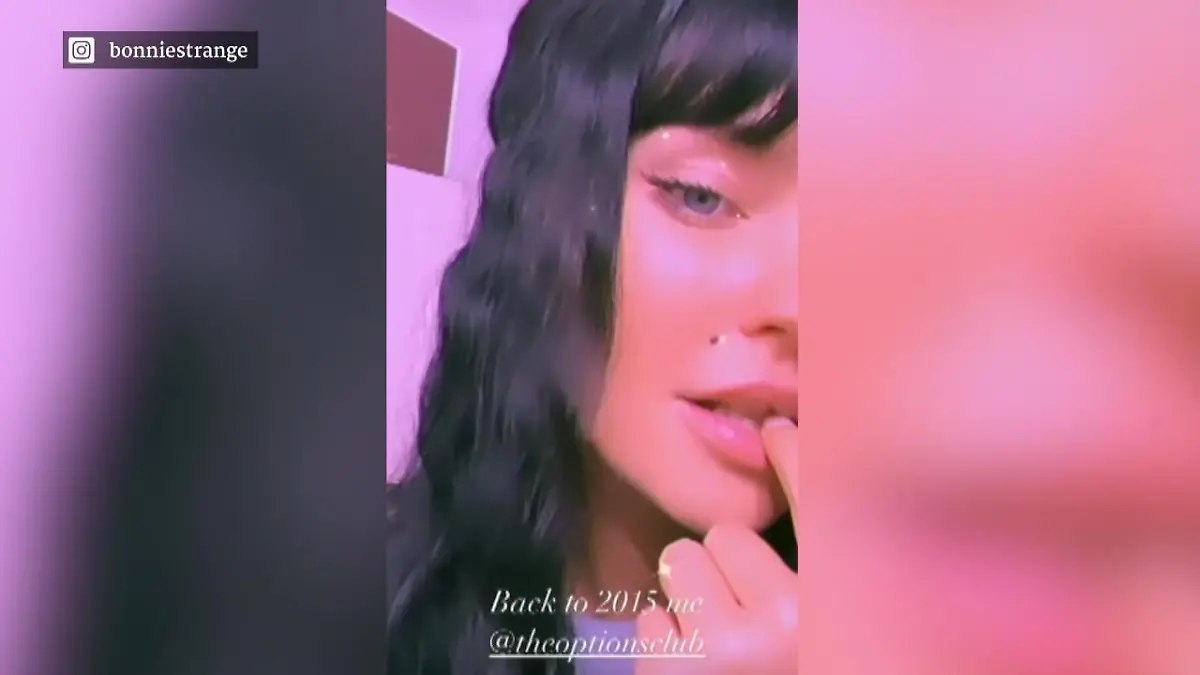 Bonnie Strange trägt ihr Haar jetzt schwarz Extreme Typveränderung