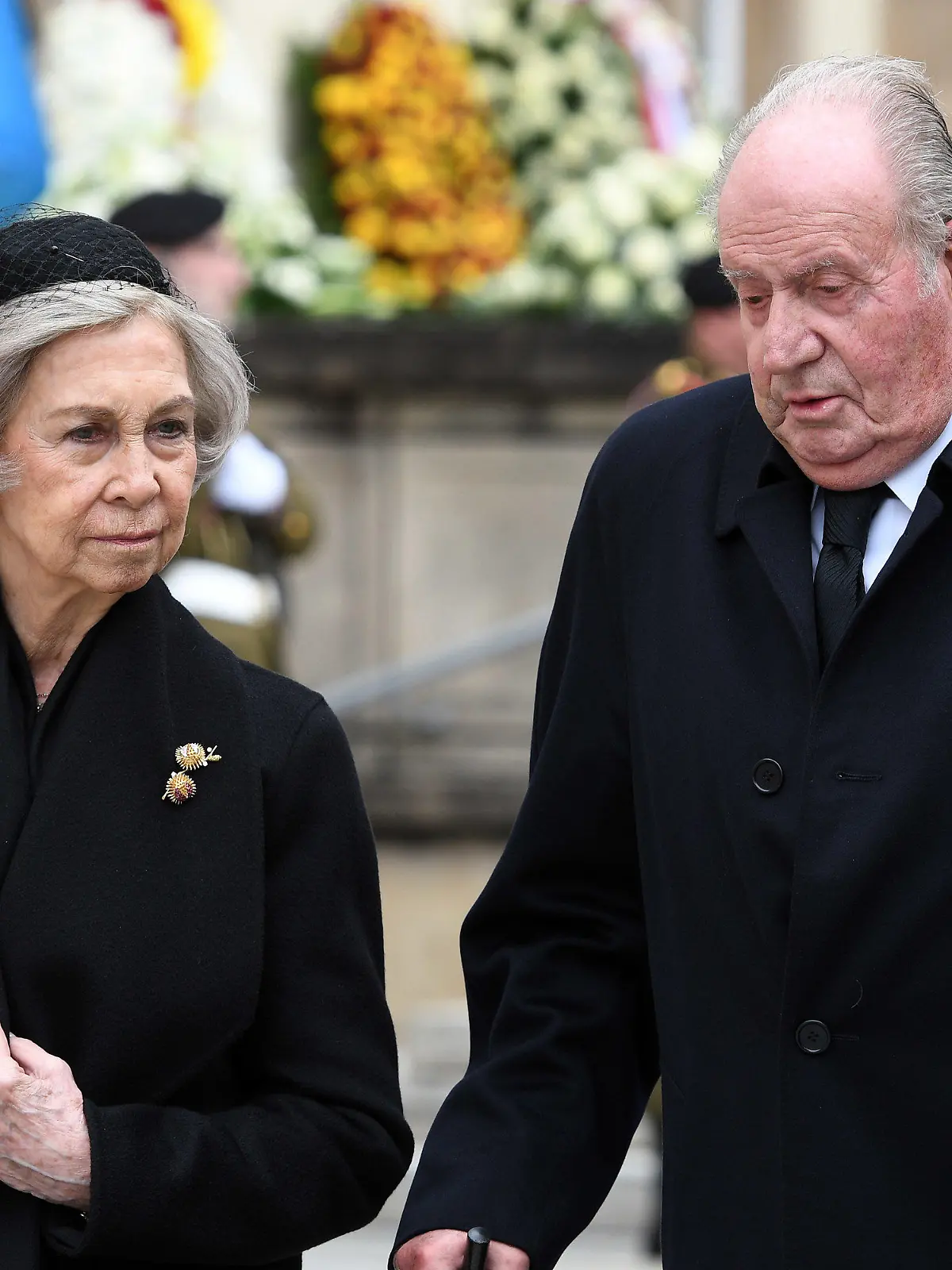 ARCHIV - 04.05.2019, Luxemburg: Das frühere Königspaar Sofia und Juan Carlos von Spanien gehen nach dem Staatsbegräbnis von Luxemburgs Altgroßherzog Jean aus der Kirche. (zu dpa-Korr "Wo ist Juan Carlos?» - Spaniens Altkönig untergetaucht") Foto: Harald Tittel/dpa +++ dpa-Bildfunk +++