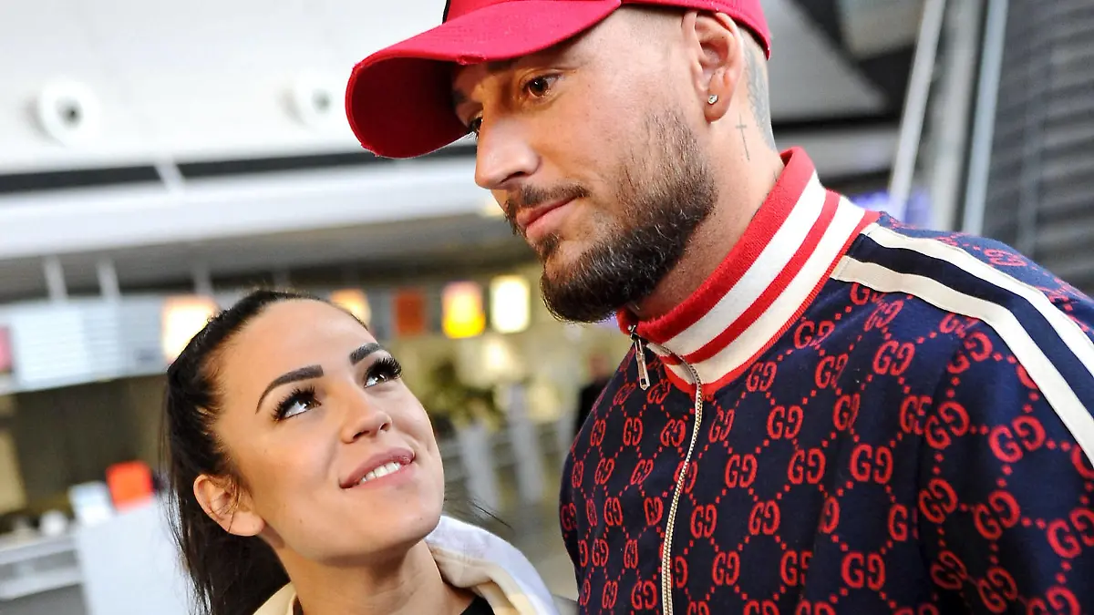 RTL - Dschungelcamp 2020. Elena Miras und Mike Heiter anläßlich der Abreise der Kandidaten der RTL - Sendung Ich bin ein Star - holt mich hier raus zum Dschungel-Camp 2020 am 06.01.2020 auf dem Flughafen Frankfurt / Main. 20200106MWI13997 *** RTL Jungle Camp 2020 Elena Miras and Mike Heiter on the occasion of the departure of the candidates of the RTL show Ich bin ein Starholt mich hier rausholt mich zum Jungle Camp 2020 on 06 01 2020 at Frankfurt Airport 20200106MWI13997