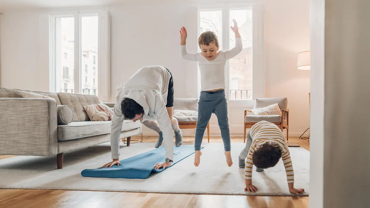 Vater macht Sport mit seinen Kindern.