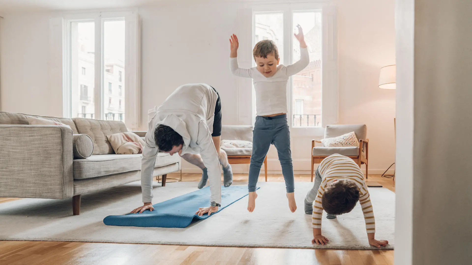 Vater macht Sport mit seinen Kindern.
