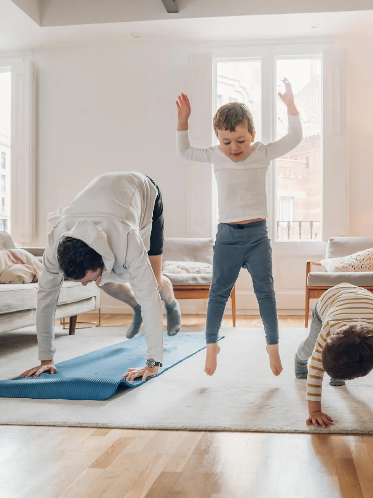 Vater macht Sport mit seinen Kindern.