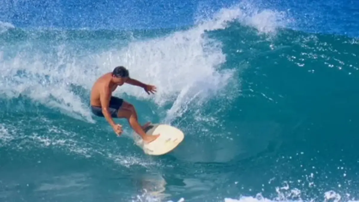 Mike Morita beim surfen.