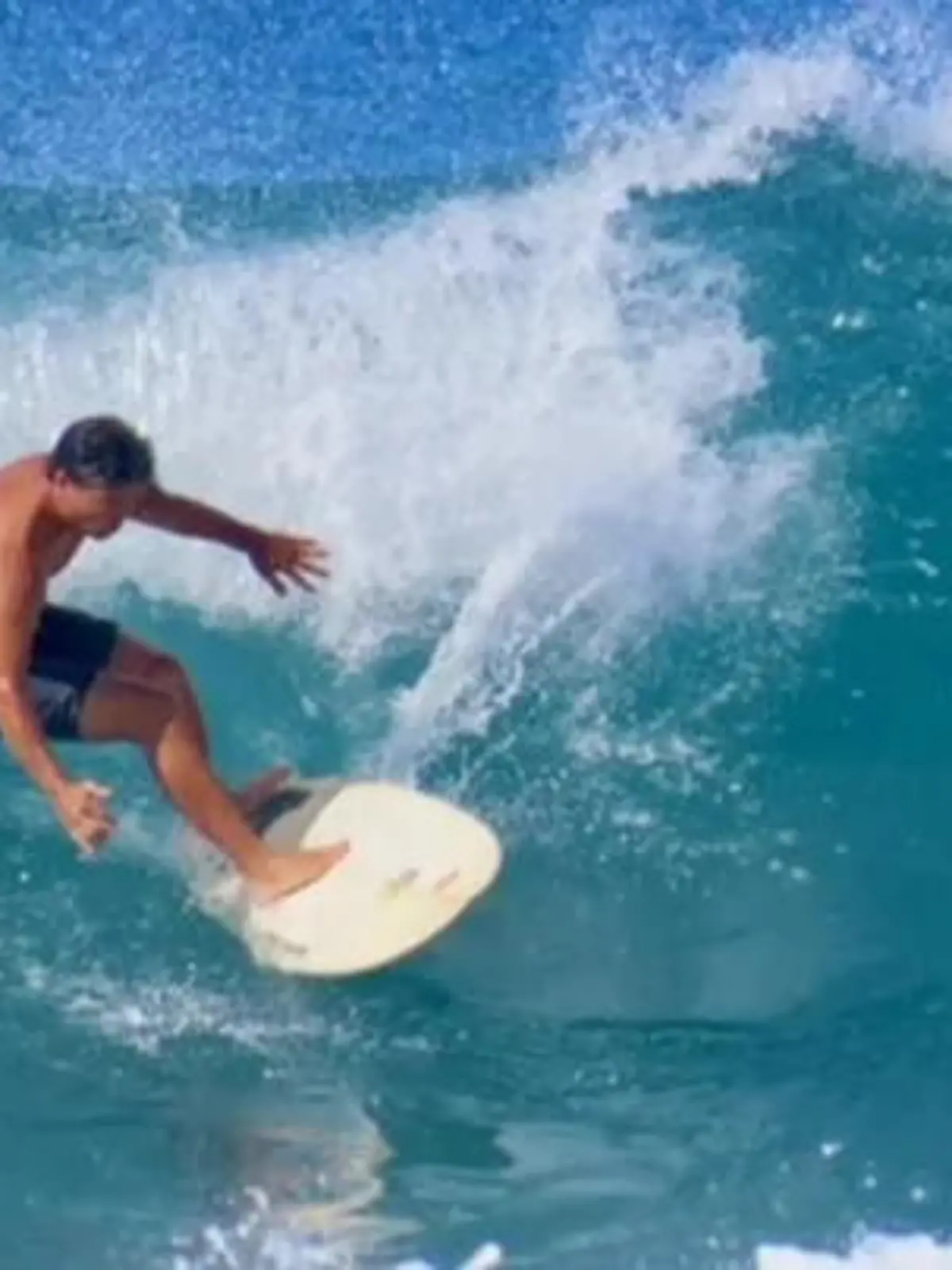 Mike Morita beim surfen.