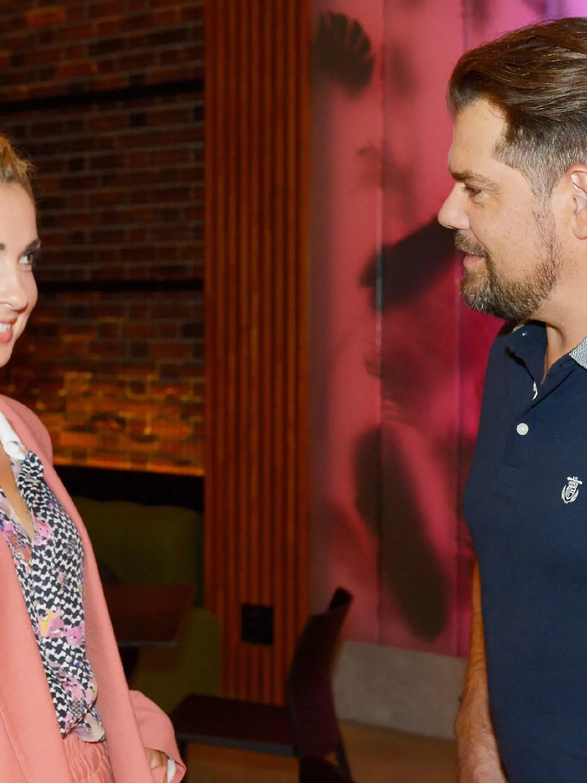 Nina (Maria Wedig) und Leon (Daniel Fehlow) vertragen sich