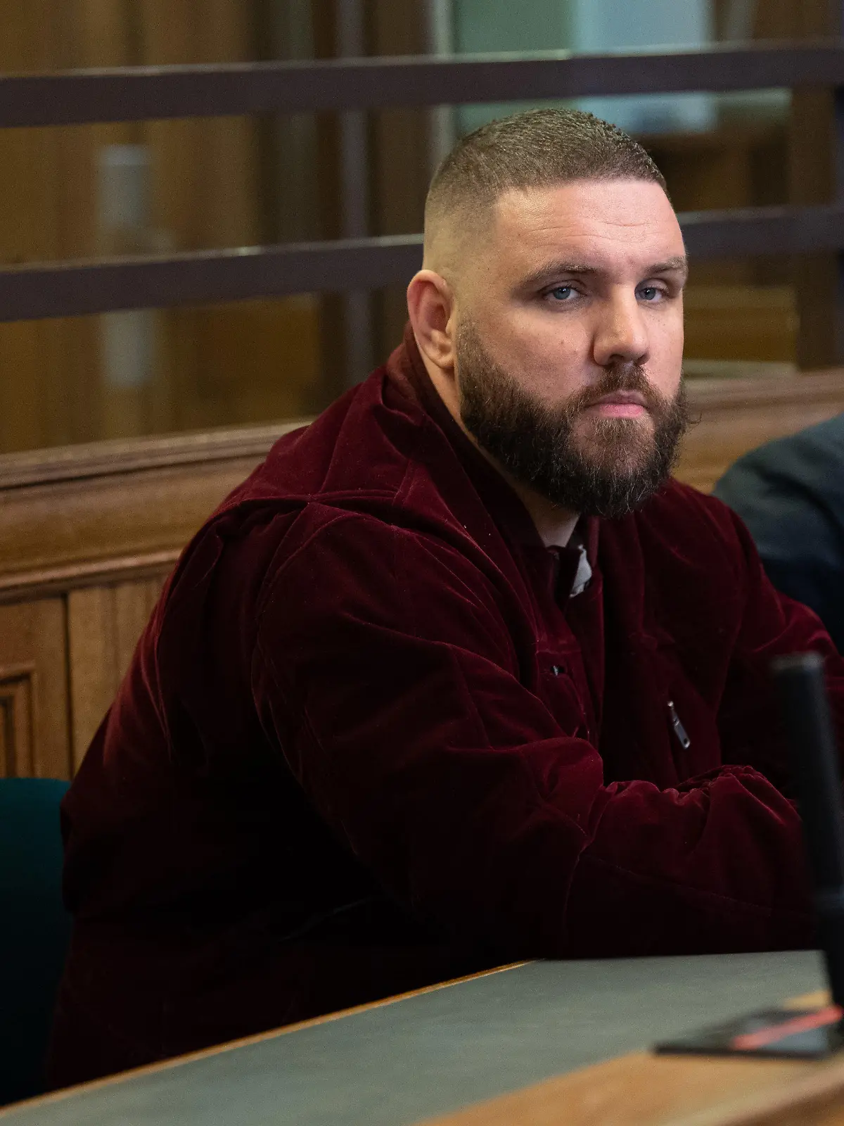 04.11.2020, Berlin: Patrick Losensky (vorne), bekannt unter dem Künstlername «Fler», sitzt als Angeklagter in einem Saal im Amtsgericht Berlin-Tiergarten. Die Vorwürfe gegen den Rapper lauten auf Beleidigung, versuchte Nötigung, Fahren ohne Fahrerlaubnis, Sachbeschädigung, und verbotene Mitteilungen über Gerichtsverhandlungen. Der Verteidiger des 38-Jährigen erklärte, es gehe um «viele kleine Delikte». Beleidigungen seien im Rapper-Milieu üblich und seien auch Ausdruck der künstlerischen Freiheit. Foto: Paul Zinken/dpa +++ dpa-Bildfunk +++