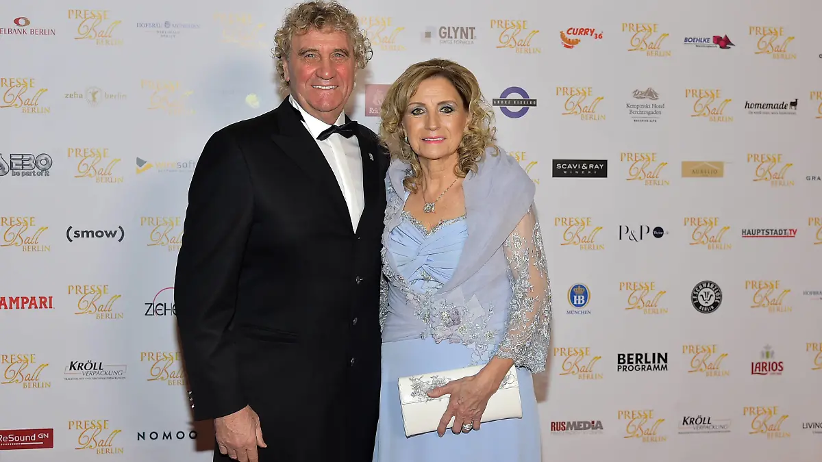 120. Presseball Berlin Jean Marfie Pfaff mit Ehefrau Carmen Seth Ankunft zum 120. Presseball Berlin unter dem Motto, Liebesgruesse aus Europa, unter der Schirmherrschaft des Europaeischen Parlaments im Maritim Hotel in Berlin am 11.01.2020 *** 120 Press Ball Berlin Jean Marfie Pfaff with his wife Carmen Seth Arrival at the 120 Press Ball Berlin with the motto, Love Greetings from Europe, under the patronage of the European Parliament in the Maritim Hotel in Berlin on 11 01 2020 PPM