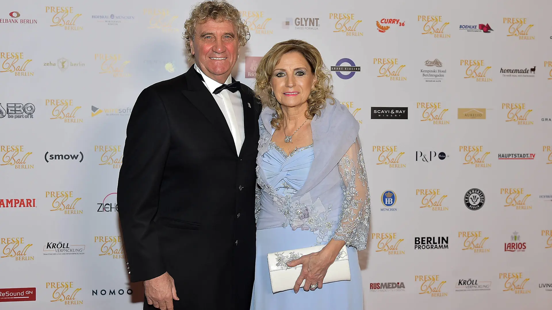 120. Presseball Berlin Jean Marfie Pfaff mit Ehefrau Carmen Seth Ankunft zum 120. Presseball Berlin unter dem Motto, Liebesgruesse aus Europa, unter der Schirmherrschaft des Europaeischen Parlaments im Maritim Hotel in Berlin am 11.01.2020 *** 120 Press Ball Berlin Jean Marfie Pfaff with his wife Carmen Seth Arrival at the 120 Press Ball Berlin with the motto, Love Greetings from Europe, under the patronage of the European Parliament in the Maritim Hotel in Berlin on 11 01 2020 PPM