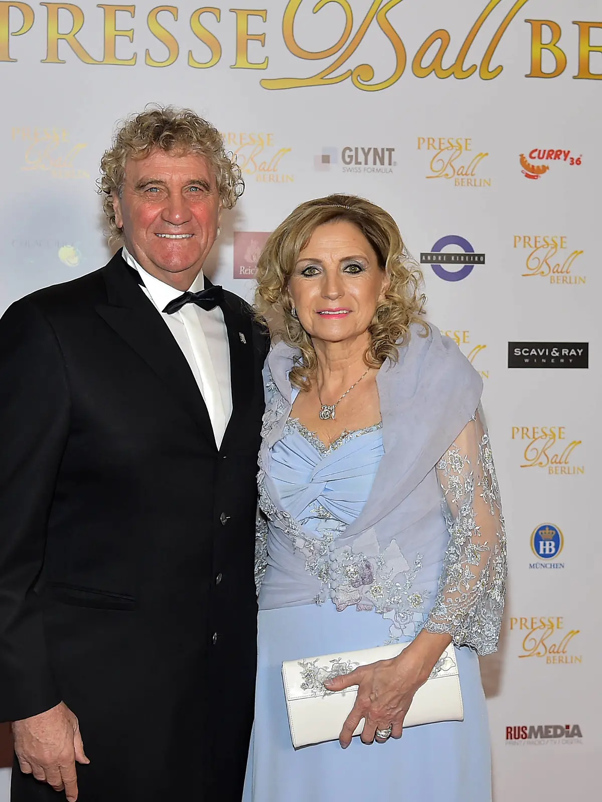 120. Presseball Berlin Jean Marfie Pfaff mit Ehefrau Carmen Seth Ankunft zum 120. Presseball Berlin unter dem Motto, Liebesgruesse aus Europa, unter der Schirmherrschaft des Europaeischen Parlaments im Maritim Hotel in Berlin am 11.01.2020 *** 120 Press Ball Berlin Jean Marfie Pfaff with his wife Carmen Seth Arrival at the 120 Press Ball Berlin with the motto, Love Greetings from Europe, under the patronage of the European Parliament in the Maritim Hotel in Berlin on 11 01 2020 PPM