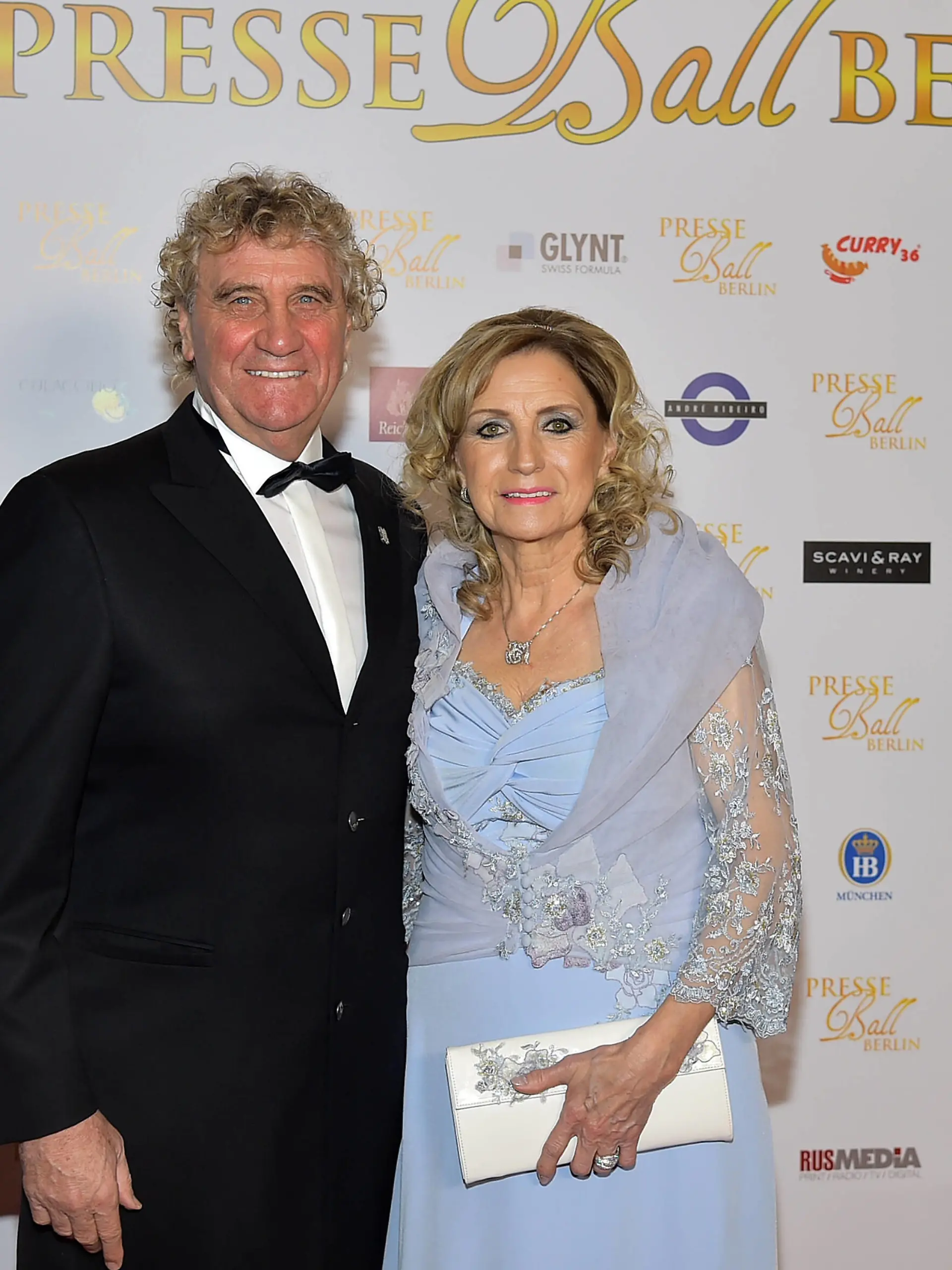 120. Presseball Berlin Jean Marfie Pfaff mit Ehefrau Carmen Seth Ankunft zum 120. Presseball Berlin unter dem Motto, Liebesgruesse aus Europa, unter der Schirmherrschaft des Europaeischen Parlaments im Maritim Hotel in Berlin am 11.01.2020 *** 120 Press Ball Berlin Jean Marfie Pfaff with his wife Carmen Seth Arrival at the 120 Press Ball Berlin with the motto, Love Greetings from Europe, under the patronage of the European Parliament in the Maritim Hotel in Berlin on 11 01 2020 PPM
