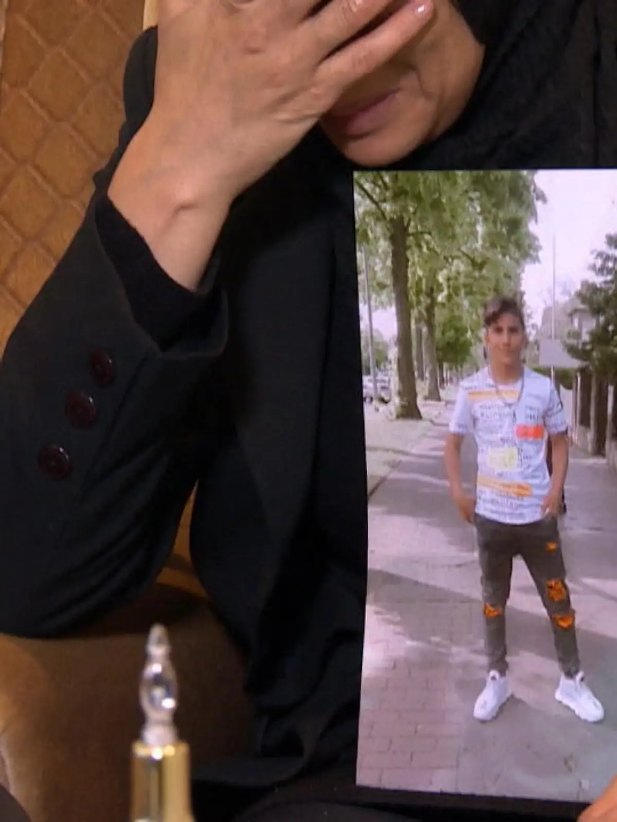 In einem Tunnel am Monbijoupark in Berlin kommt es zu einem Streit, dann ist ein 13-Jähriger Junge tot. In unserem Video erklären die Eltern des getöteten Mohammed, warum sie das Jugendamt mitverantwortlich für seinen Tod machen.